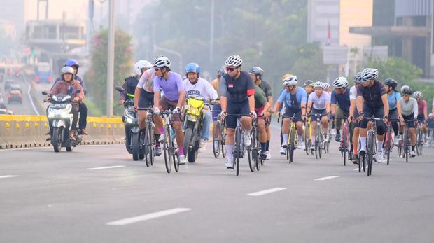 Seorang pemotor diduga menyenggol rombongan road biker di Jalan Sudirman, Jakarta Pusat. Akibatnya 3 pesepeda jatuh dan mengalami luka-luka.