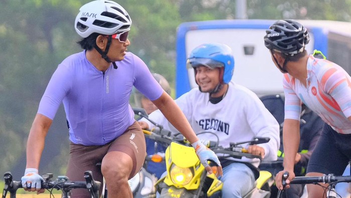 Seorang pemotor diduga menyenggol rombongan road biker di Jalan Sudirman, Jakarta Pusat. Akibatnya 3 pesepeda jatuh dan mengalami luka-luka.
