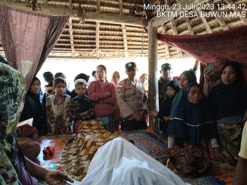 Pemuda tewas saat mancing di Pantai Orong Bukal, Sekotong, Lombok Barat, Minggu (23/7/2023). Foto: Humas SAR Mataram.