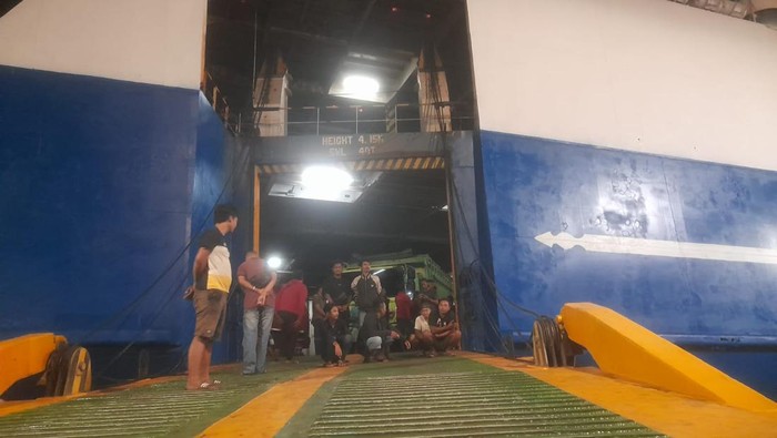 Penumpang Kapal Mutiara Barat Terombang-ambing 24 Jam Tiba di Pelabuhan Tanjung Wangi