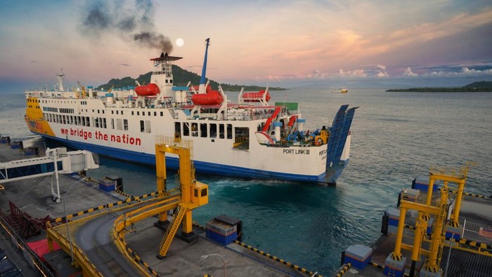 Sejumlah penumpang turun dari kapal Roll on/Roll off (RoRo) di Pelabuhan ASDP Telaga Punggur, Batam, Kepulauan Riau, Minggu (3/12/2023). PT ASDP Cabang Batam menyiapkan sebanyak 20 unit armada kapal penyeberangan tambahan pelayaran antarpulau dan antarprovinsi untuk mengantisipasi lonjakan penumpang menjelang Natal dan Tahun Baru 2024 yang diprediksi naik sebesar lima persen dibandingkan tahun sebelumnya. ANTARA FOTO/Teguh Prihatna/rwa.