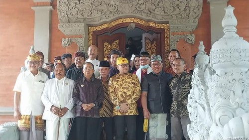 Penyerahan dokumen Undang-Undang Nomor 15 Tahun 2023 Tentang Provinsi Bali di Wiswa Sabha, Kantor Gubernur Bali, Minggu (23/7/2023). (Rizki Setyo Samudero)