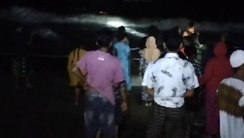 Warga Lingkungan Penginuman, Kelurahan Gilimanuk, Kecamatan Melaya, Jembrana saat ikut mencari nelayan yang tersapu ombak di Selat Bali, Sabtu (22/7/2023).