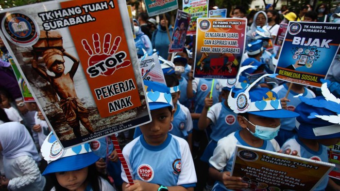 Sejumlah anak membentangkan poster saat memperingati Hari Anak Nasional pada Hari Bebas Kendaraan Bermotor atau Car Free Day di Jalan Darmo, Surabaya, Jawa Timur, Minggu (23/7/2023). Kegiatan yang diikuti ratusan pelajar sekota Surabaya guna menyerukan berbagai aspirasi diantaranya stop kekerasan pada anak, stop perkawinan usia dini dan stop mempekerjakan anak. ANTARA FOTO/Didik Suhartono/YU