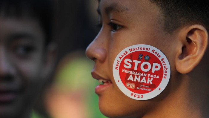 Sejumlah anak membentangkan poster saat memperingati Hari Anak Nasional pada Hari Bebas Kendaraan Bermotor atau Car Free Day di Jalan Darmo, Surabaya, Jawa Timur, Minggu (23/7/2023). Kegiatan yang diikuti ratusan pelajar sekota Surabaya guna menyerukan berbagai aspirasi diantaranya stop kekerasan pada anak, stop perkawinan usia dini dan stop mempekerjakan anak. ANTARA FOTO/Didik Suhartono/YU