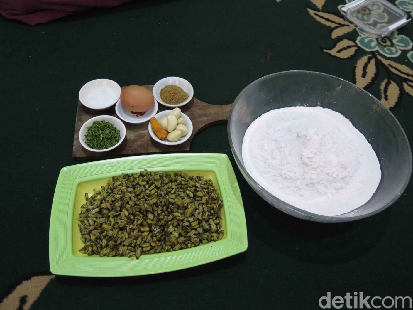 Peyek dan rengginang kupang khas Sidoarjo