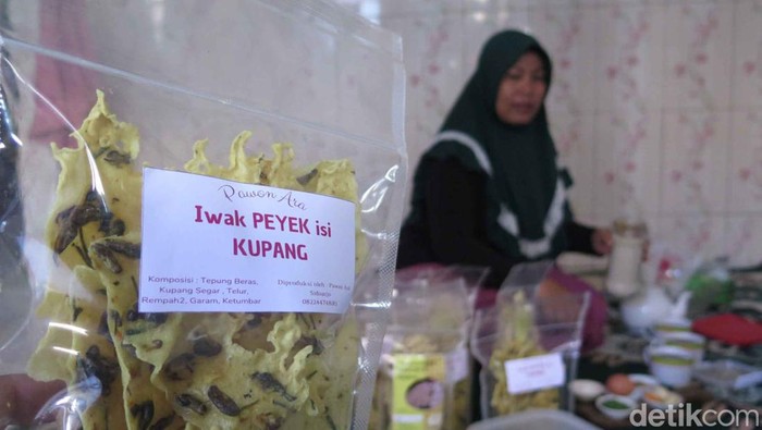 Peyek dan rengginang kupang khas Sidoarjo