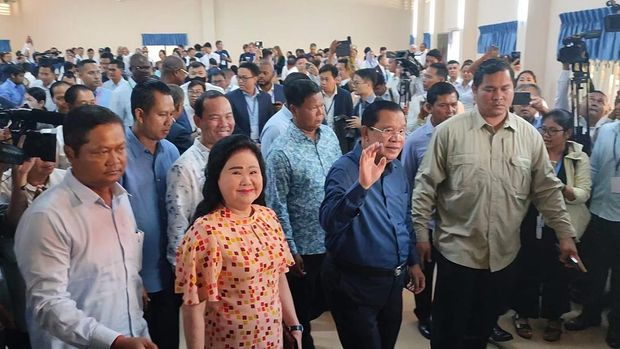 PM Kamboja Hun Sen dan istrinya