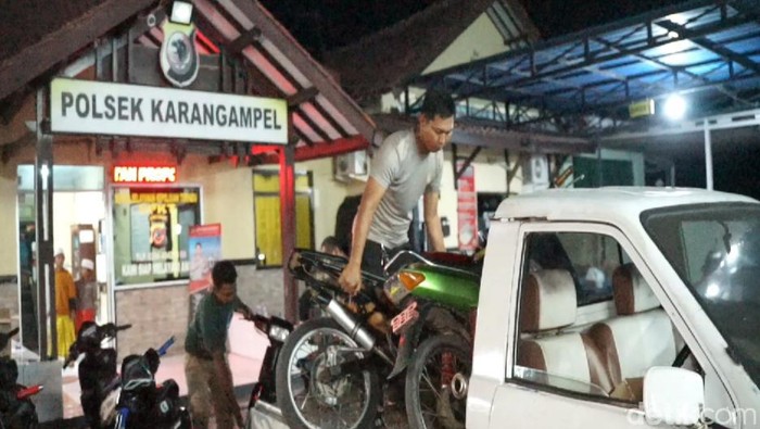 Polisi mengangkut sepeda motor yang diduga akan balap liar di Indramayu