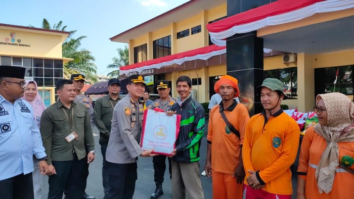 Polisi menyerahkan bantuan secara simbolis kepada masyarakat