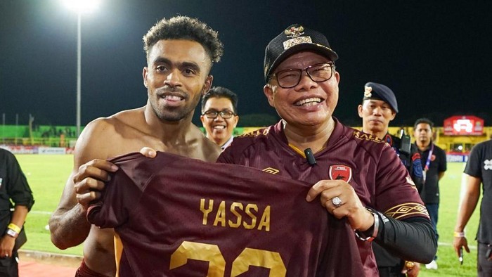 Yakob Sayuri memberikan jerseynya ke Wali Kota Parepare Taufan Pawe usai laga PSM Makassar kontra Persib Bandung di pekan keempat Liga 1 2023/2024.