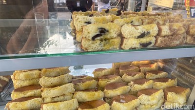 Pukis Khas Bangka yang Empuk Manis Ini Paling Laris di Taman Sunter Indah