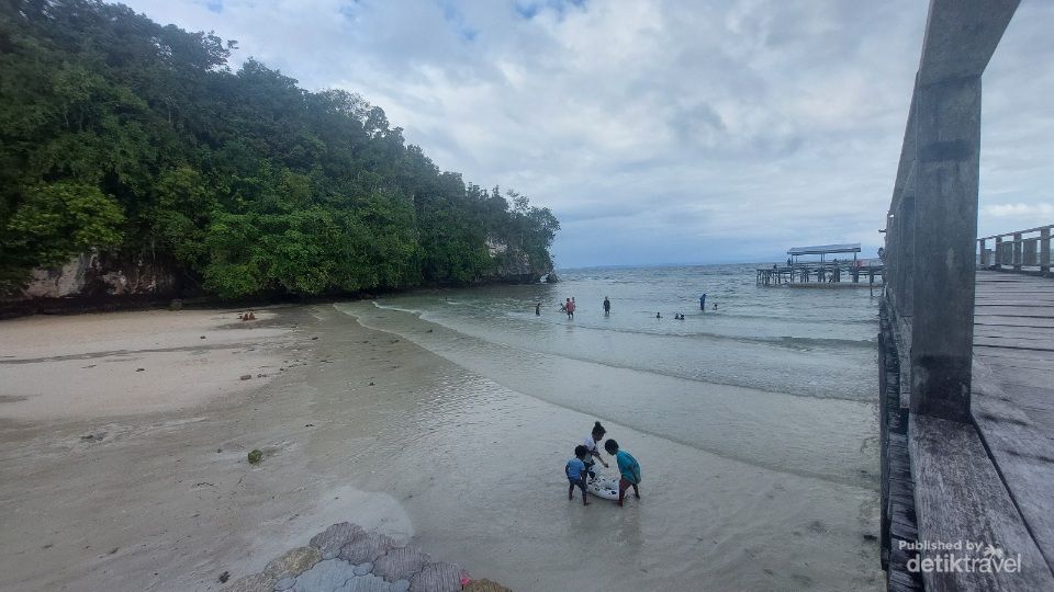 Sejumlah anak bermain di  Pantai Putras, Raja Ampat