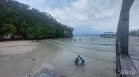 Sejumlah anak bermain di  Pantai Putras, Raja Ampat