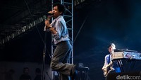 Hindia tampil energik membawakan lagu Janji Palsu dan diakhiri Cincin. Foto: Andhika Prasetia/ detikcom