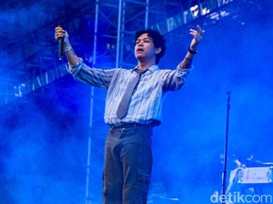 Hindia Bungkam Mulut Julid dengan Tiga Piala AMI Awards