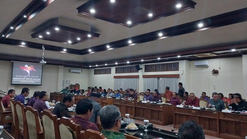 Rapat Kerja DPRD Provinsi Bali bersama Gubernur Bali Wayan Koster di Kantor DPRD Bali, Sabtu (22/7/2023) malam.