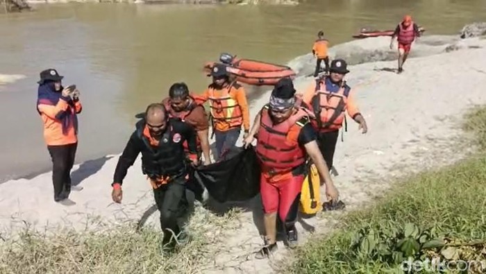 Regu penyelamat mengevakuasi pemancing tewas tenggelam di Sungai Silau, Asahan.