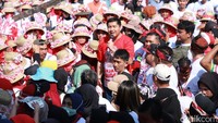Pantauan detikJabar di lokasi, ribuan masyarakat di Majalengka nampak menyesaki lapangan GGM Majalengka untuk mengikuti parade seni budaya dan jalan sehat. Meski ditengah teriknya matahari semangat para loyalis Ganjar itu tidak padam.   