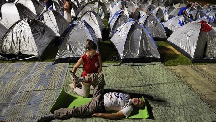 Ribuan Massa Gelar Tenda di Depan Parlemen Israel, Ada Apa? Ribuan demonstran Israel mendirikan tenda di depan Parlemen Israel. Aksi ini dilakukan dalam memprotes rencana perdana menteri Benjamin Netanyahu.