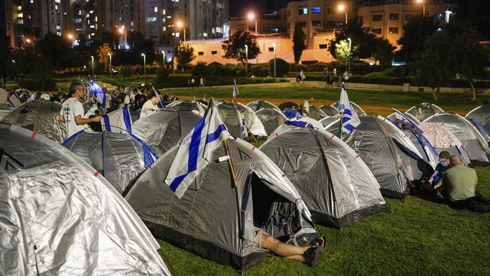 Ribuan demonstran Israel mendirikan tenda di depan Parlemen Israel. Aksi ini dilakukan dalam memprotes rencana perdana menteri Benjamin Netanyahu.
