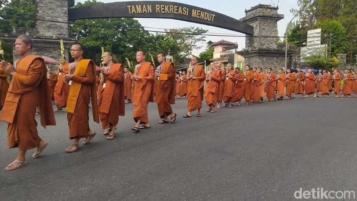 Ribuan umat Buddha mengikuti prosesi arak-arakan dari Candi Mendut menuju Candi Borobudur, Minggu (23/7/2023).