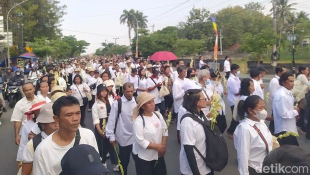 Ribuan umat Buddha mengikuti prosesi arak-arakan dari Candi Mendut menuju Candi Borobudur, Minggu (23/7/2023).