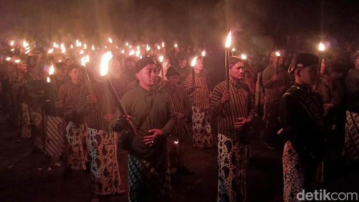 Ritual topo bisu di Wonosobo, warga berjalan dari taman plaza menuju pendopo Bupati Wonosobo, Minggu (23/7/2023).