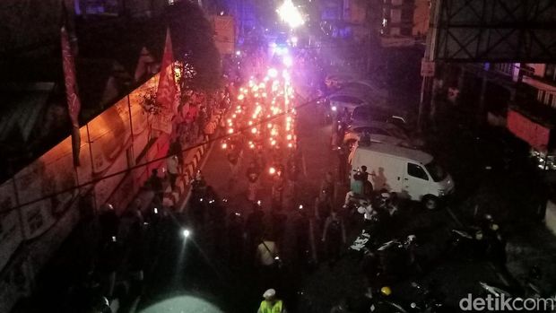 Ritual topo bisu di Wonosobo, warga berjalan dari taman plaza menuju pendopo Bupati Wonosobo, Minggu (23/7/2023).