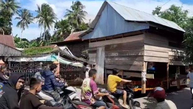 Rumah panggung milik warga di Sidrap dipindahkan pakai mobil derek.
