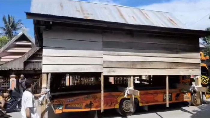 Rumah panggung milik warga di Sidrap dipindahkan pakai mobil derek.