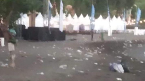 Foto yang memperlihatkan kondisi Pantai Binaria Lovina yang dipenuhi sampah plastik seusai pembukaan Lovina Festival.