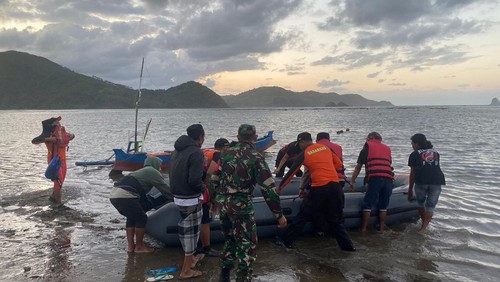 Tim SAR Mataram lakukan pencarian 2 pemancing ikan tersebut ombak di Pantai Orong Bukal Sekotong Lombok Barat, Minggu (23/7/2023).