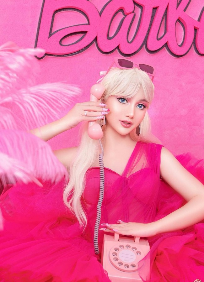 Beauty influencer Nanda Arsyinta melakukan pemotretan a la Barbie yang serba pink. Totalitas jadi Barbie, selebgram dengan 3,1 juta followers ini memakai wig pirang, kacamata pink, bahkan kukunya dihias bertema Barbie. Foto: Instagram/@nandaarsynt