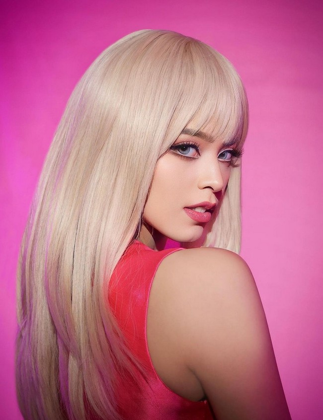 Dikenal sebagai kreator konten yang selalu bereksperimen dengan berbagai gaya makeup eksentrik, Jharna Bhagwani pun mencoba cosplay jadi Barbie. Dia mengaku belum sempat menonton film Barbie. Foto: Instagram/@jharnabhagwani