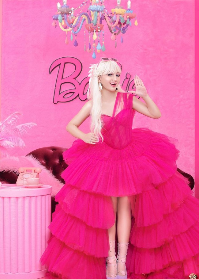 Nanda Arsyinta tampil dengan gaun fuchsia beraksen ruffle yang dramatis. Dia juga memakai high heels pink dengan aksen tali transparan. Foto: Instagram/@@nandaarsynt