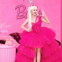 Nanda Arsyinta tampil dengan gaun fuchsia beraksen ruffle yang dramatis. Dia juga memakai high heels pink dengan aksen tali transparan. Foto: Instagram/@@nandaarsynt