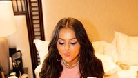 Selena Gomez merayakan ulang tahun yang ke-31 dengan berbagai perayaan, salah satunya menerima kue ulang tahun berinisial huruf S. Foto: Courtesy of Selena Gomez