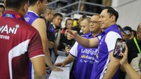 Timnas Voli Putra Indonesia kini berada di puncak klasemen SEA V League 2023 usai menang atas Vietnam pada laga kedua yang digelar hari Sabtu, 22 Juli 2023. Indonesia menang tiga set langsung atas Vietnam. Memakai jersey berwarna biru, Indonesia tampil sangat bagus. Indonesia menang 25-20 pada set pertama. Pada set kedua, Indonesia menang 25-19. Set ketiga berjalan cukup sengit. Vietnam tak ingin kalah begitu saja. Namun, Indonesia terlalu tangguh dan menang 25-20. 