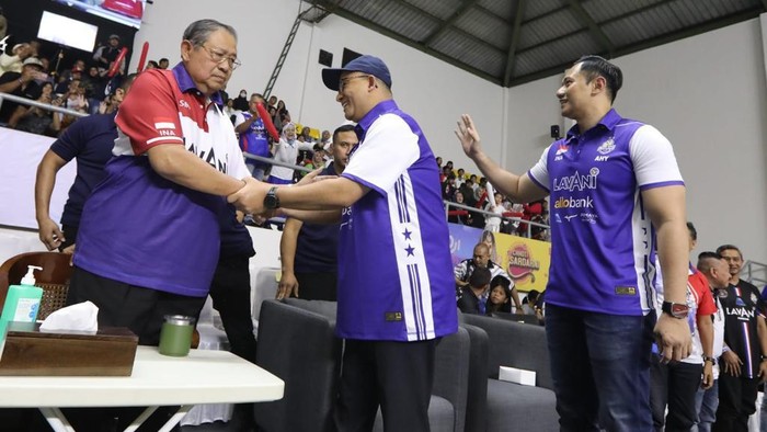 Semringah AHY-Anies Nonton Bareng Timnas Voli Indonesia Ketum Partai Demokrat dan Anies Baswedan terlihat akrab saat menonton langsung [ertandingan voli yang digelar di Sentul, Bogor.