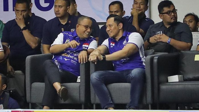 Semringah AHY-Anies Nonton Bareng Timnas Voli Indonesia Ketum Partai Demokrat dan Anies Baswedan terlihat akrab saat menonton langsung [ertandingan voli yang digelar di Sentul, Bogor.