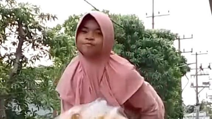 sintia jual peyel merangkak di jalanan surabaya