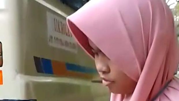 sintia jual peyel merangkak di jalanan surabaya