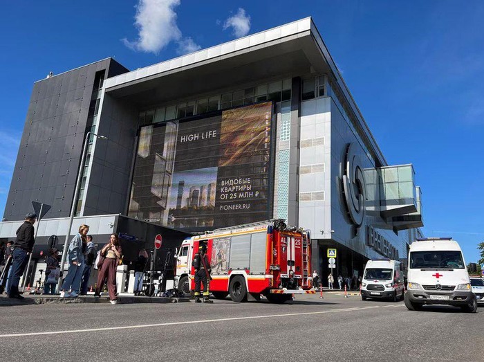 Emergency services vehicles are parked outside the shopping mall Vremena Goda (The Seasons) following the burst of a pipe carrying boiling hot water in Moscow, Russia, July 22, 2023. REUTERS/Alexander Paramoshin