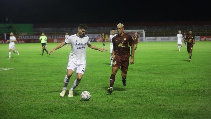 Striker PSM Makassar Everton Nascimento berduel dengan bek Persib Bandung Nick Kuipers di Stadion Gelora BJ Habibie, Parepare.