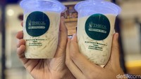 Jika ingin melepas dahaga, tenant bernama Theol adalah jawabannya. Tenant yang satu ini menawarkan es cendol yang menyegarkan. Cendolnya tersedia dengan dua pilihan. Foto: detikcom/Riska Fitria