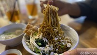 Pencinta mie bisa mampir ke Bakmi Laku yang menawarkan bakmi dengan berbagai varian, mulai dari varian bakmi ayam hingga mie yamin yang gurih manis. Foto: detikcom/Riska Fitria