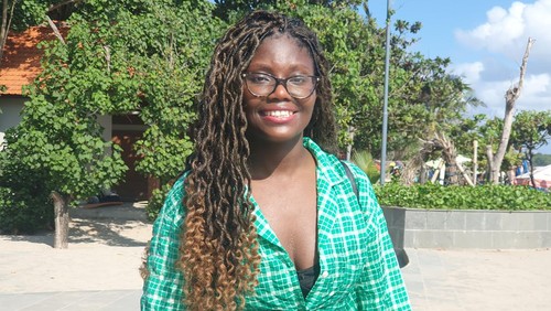 Thandeka Nhlapo, wisman asal Afrika Selatan yang mendukung pembentukan Satgas Bali Becik, saat ditemui di Pantai Kuta, Badung, Bali, Minggu (23/7/2023). (Ronatal Siahaan/detikBali).