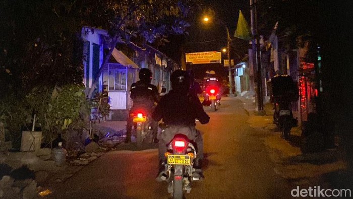 Tim Patroli Polres Cimahi saat menjangkau kawasan padat penduduk