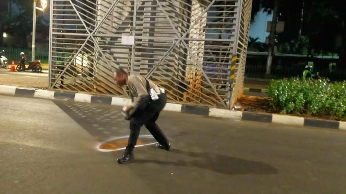 TKP kecelakaan pemotor di dekat stasiun MRT Blok M, Jaksel